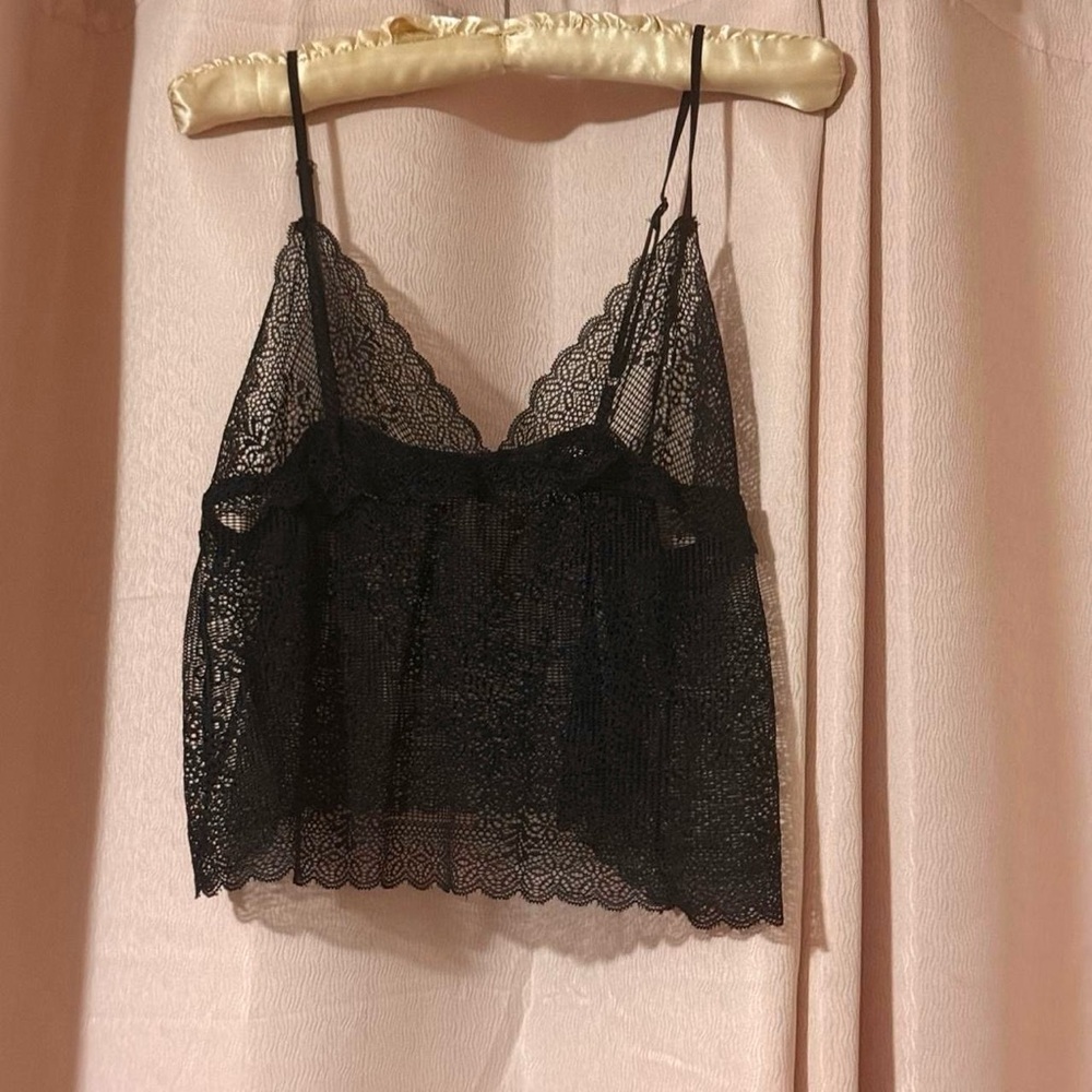 Black Cropped Scalloped Hem Sheer Lace Top - Picture 4 of 8